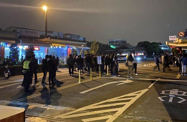 安平角头遭枪杀当晚，台南市警方派员前往台南市立殡仪馆约制帮眾。（读者提供／程炳璋台南传真）