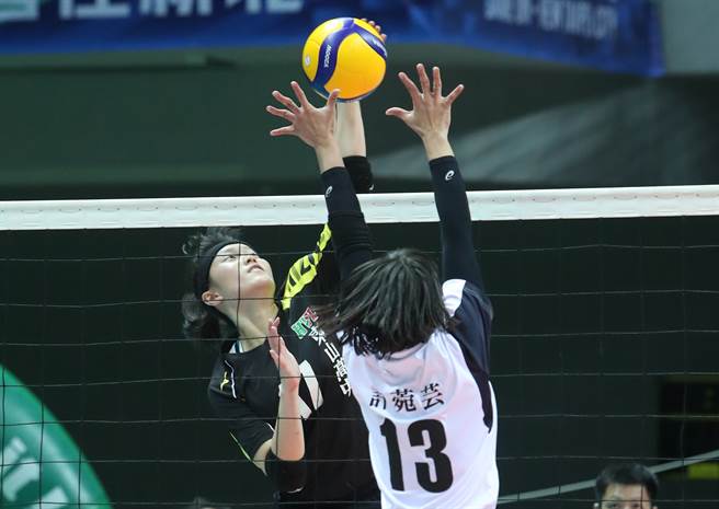 中山工商许菀芸（前）是球队重心。（郑任南摄）