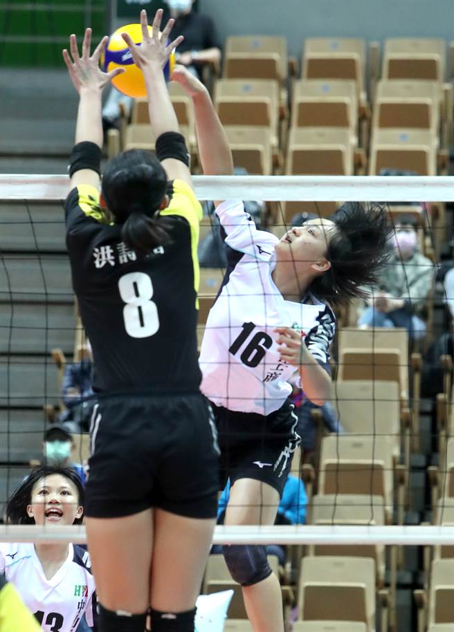 中山工商吴佩茹（右）和东山高中洪诗涵在网前互相攻防。（郑任南摄）