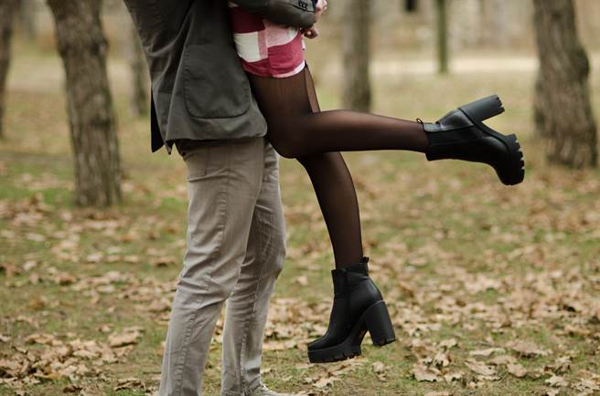 一位网友认为，身高不够的男生似乎很快就被提分手，或从来没有脱单过，文章引起热议。(示意图/Shutterstock)