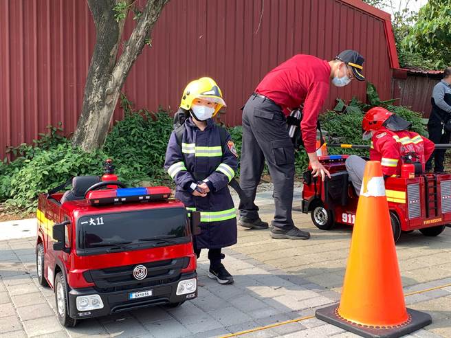 八德防灾宣导让许多小朋友穿上消防装出任务，体验消防工作。(消防提供／蔡依珍桃园传真)