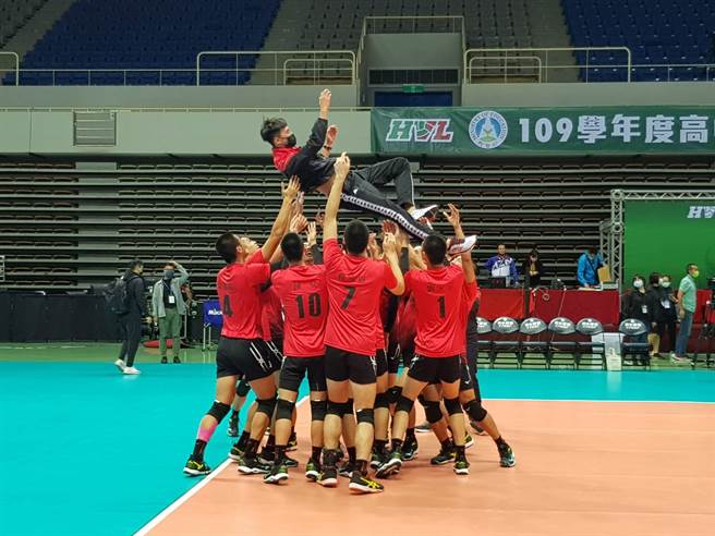 内湖高中勇夺队史首座HVL冠军，开心庆祝。（陈筱琳摄）