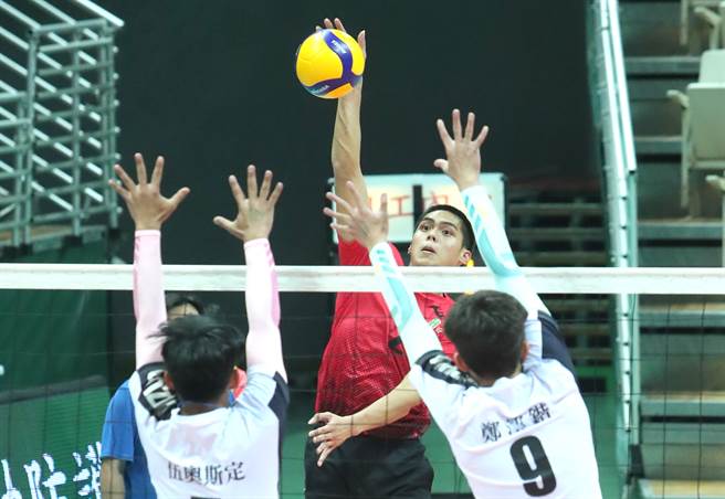 内湖高中黄圣儒（后中）表现获教练肯定。（郑任南摄）