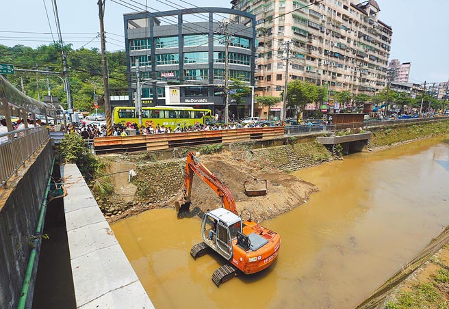 藍委曾銘宗批評，水環境建設大幅減少，顯示政府完全沒有前瞻部署。圖為基隆治水工程。（本報資料照片）
