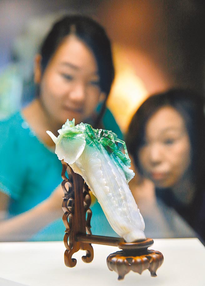 行政院组改拟将国立故宫博物院改隶文化部，引发英派绿委陈明文不满。图为民眾在故宫欣赏「翠玉白菜」。（本报资料照片）