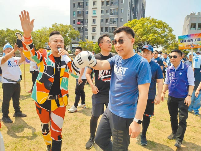 國民黨主席江啟臣（前）27日到台中市東山高中，參加國民黨青工會運動會，見到民眾伸出「擊拳動作」熱情打招呼。（張妍溱攝）