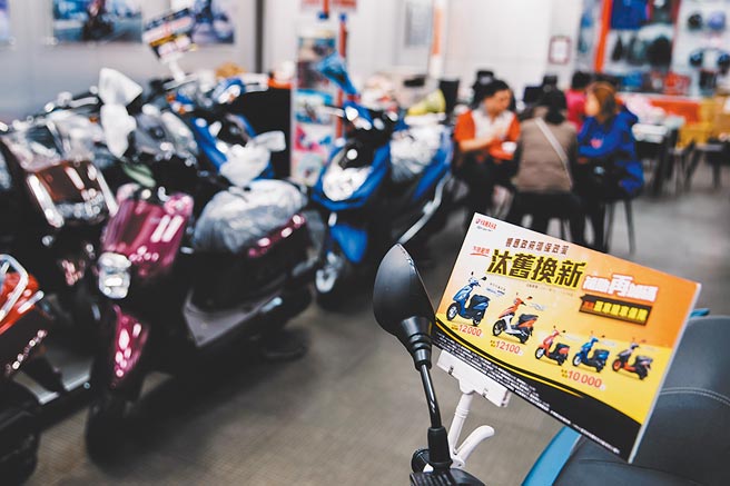 環保署長張子敬昨證實，明年元旦起，七期排放標準上路後將不再補助七期燃油機車。圖為業者搭配各種優惠方案強力促銷。（本報資料照片）