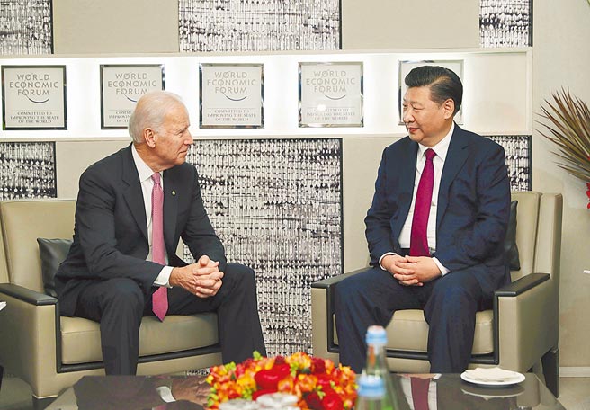 2017年1月17日，中国国家主席习近平在瑞士达沃斯，会见时任美国副总统的拜登。（新华社）