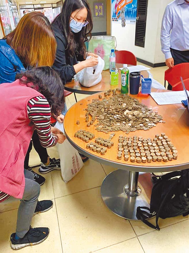 桃园竟有雇主在协调会上掏出2大袋的1元硬币，8938元薪资要移工1块1块慢慢算。（移民移工服务中心提供／蔡依珍桃园传真）