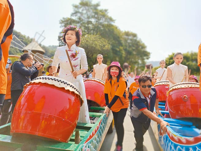 在绿博开幕活动中，宜兰县长林姿妙在踩街队伍中亲自擂鼓。（胡健森摄）