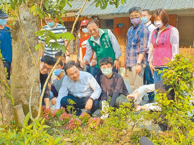 新北市長侯友宜（前中）27日下午3時許，前往石碇螢火蟲書屋化身一日志工。（葉書宏攝）