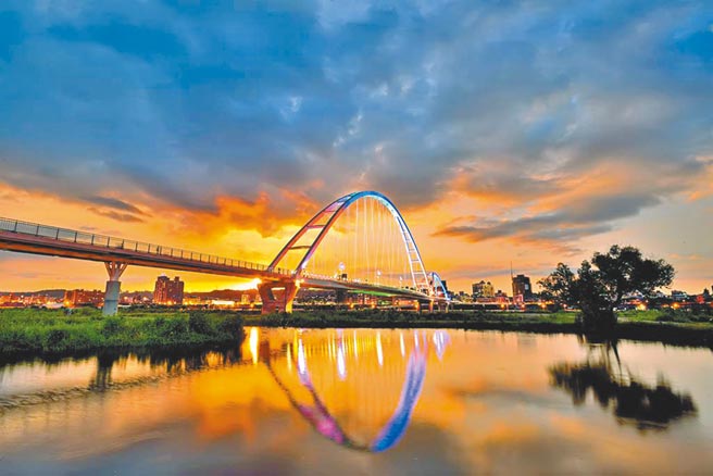 新北市17座光雕橋梁及文化與運動場館，27日晚間8時同步配合關燈1小時，圖為新月橋。（新北市水利局提供）