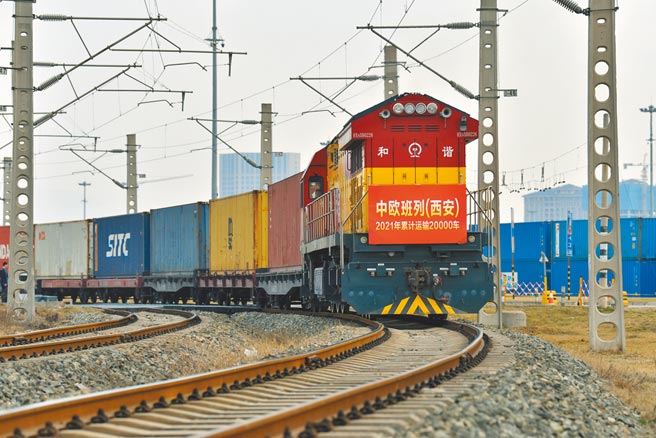 美国总统拜登与英国首相强森通话，提议打造民主国家版的一带一路，以抗衡中国。图为从西安要开往德国的中欧班列。（新华社）