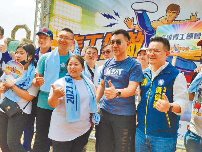 国民党主席江启臣（右二）呼吁让新疆资讯透明，有助平息争议。图为江27日到台中市东高中，参加国民党青工会运动会，与民眾开心合影。（张妍溱摄）