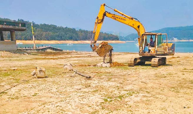 日月潭水位降低，堆积在潭底的废弃物重见天日，日月潭风景区管理处赶忙雇工清除废弃物。（日管处提供／廖志晃南投传真）