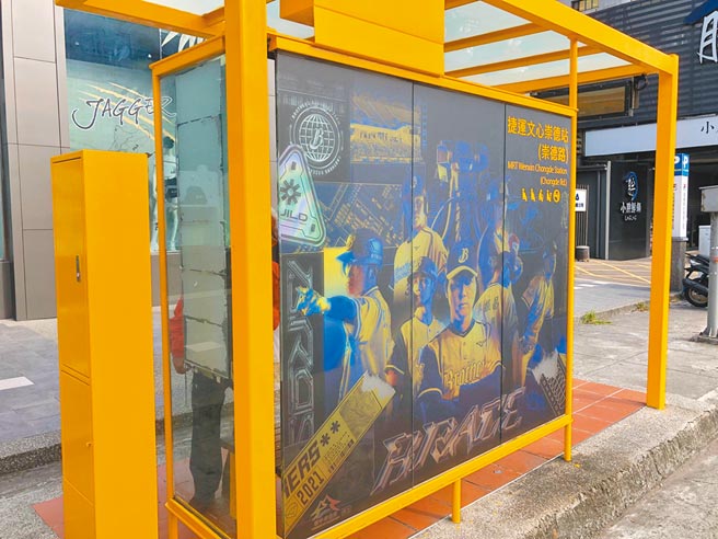 配合中捷绿线文心崇德站打造为中信兄弟「猛玛‧钢铎拉」主题常设站，邻近公车候车亭也贴上中信兄弟球星及吉祥物主视觉。（中市府提供／林欣仪台中传真）