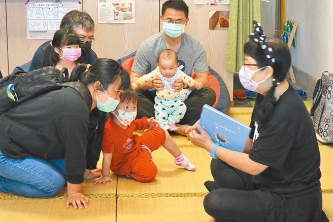 嘉义县「故事里有光」共好实践协会27日举行会员成立大会，邀请老师以「诞生」为主题，为现场10多位孩子带来故事活动。（张毓翎摄）