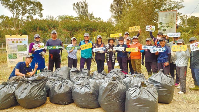 屏東林管處與獅子鄉公所合作移除外來植物，一天下來成果豐碩。（屏東林管處提供／林和生屏東傳真）