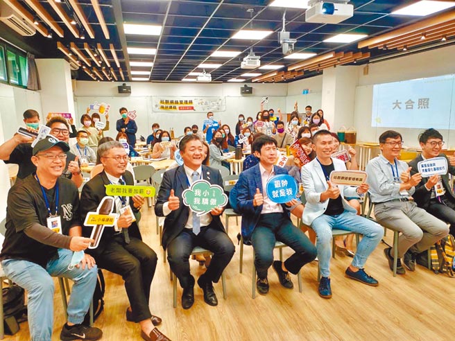 高雄市青年局与国立高雄大学共同办理「社群网络管理师」培训课程，现场反应热烈。（高雄市青年局／林雅惠高雄传真）