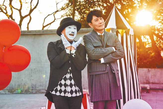 張信哲（右）拍攝〈在不在〉MV，與魔術師合照。（潮水音樂提供）