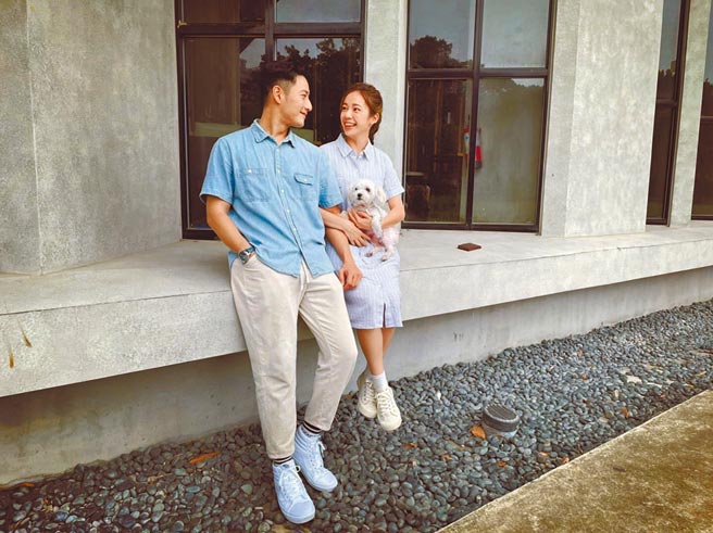 周孝安（左）與陳天仁宣布結婚。（摘自臉書）