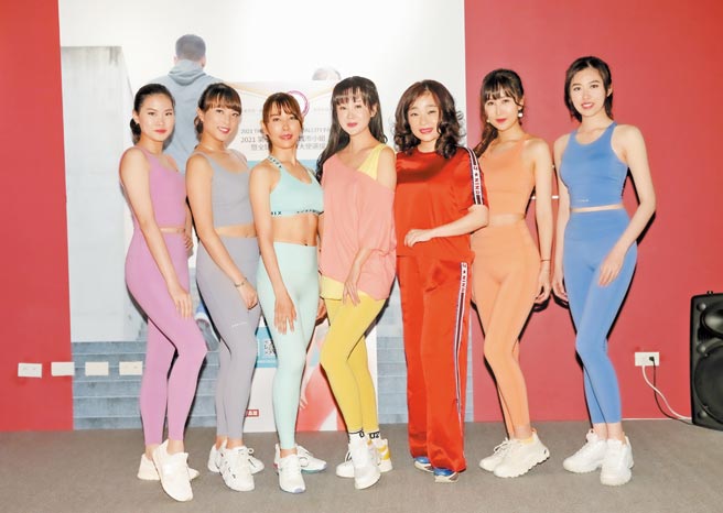 财团法人泛美国际文教基金会董事长张如君（左四）、晶玺健康事业集团董事长何修榕（右三）率选美皇后孙如妤（左起）、王慈薇、王惠萱、李昱欣、柯纯心动起来。（卢祎祺摄）