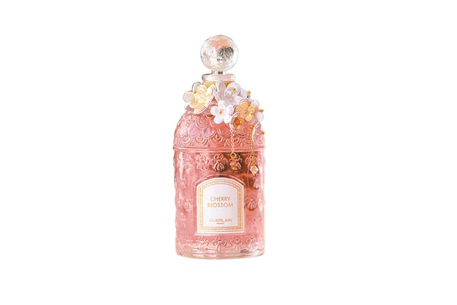 嬌蘭花見春櫻淡香水縷金華冠蜂印瓶情境圖，2萬3800元。（嬌蘭提供）