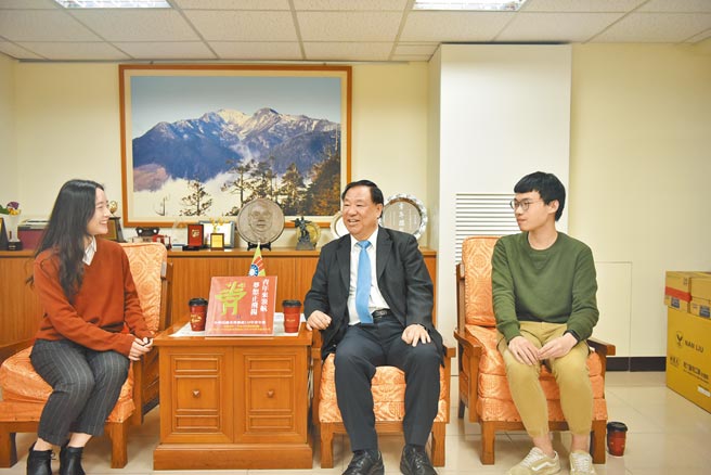 救国团主任葛永光与前青年节执行委员盛怡慈、刘昱佑探讨青年相关议题。（张薷摄）