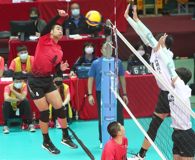 内湖高中温逸凯（左）荣膺109学年HVL男子组最有价值球员。（郑任南摄）