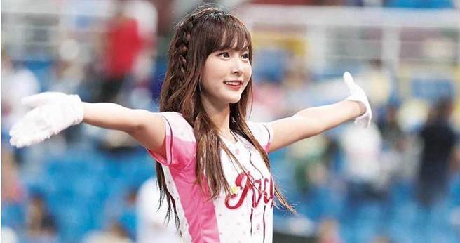 加入啦啦队3年的孟洁，是「乐天女孩」的人气成员，转战演艺圈后邀约不断。（图／翻摄自孟洁脸书）