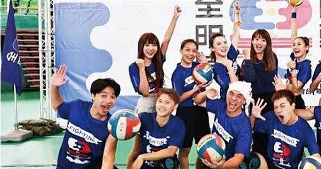 比利（下左1）被《全明星运动会》蓝队队友邱宇辰（下左2）爆料，私下爱找孟洁（上左1）聊天，两人因此收穫不少CP粉丝。（图／翻摄自孟洁脸书）