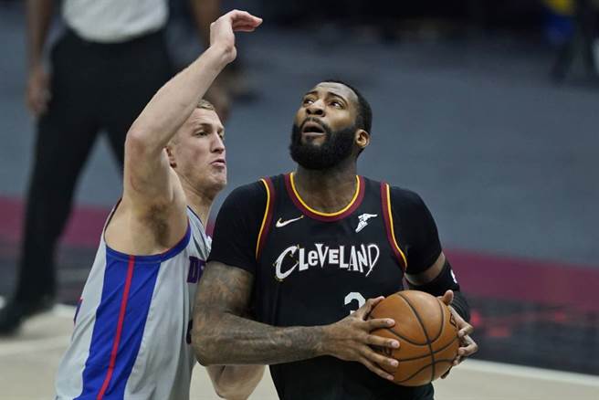 湖人签下德拉蒙(右)，禁区战力更加强大。（美联社资料照）