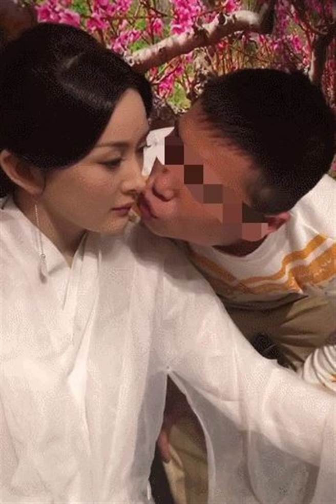 男子强吻杨幂的蜡像。(图/翻摄自微博)