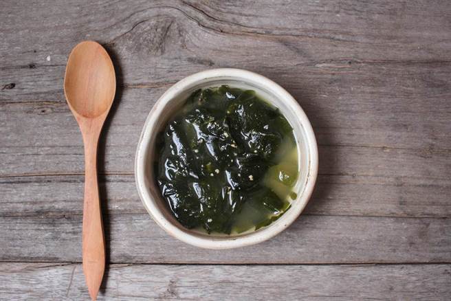 5种常见汤品助补血，但3类饮料会干扰人体对铁质吸收程度，营养师建议最好错开用餐与饮用的时间。(示意图/Shutterstock)