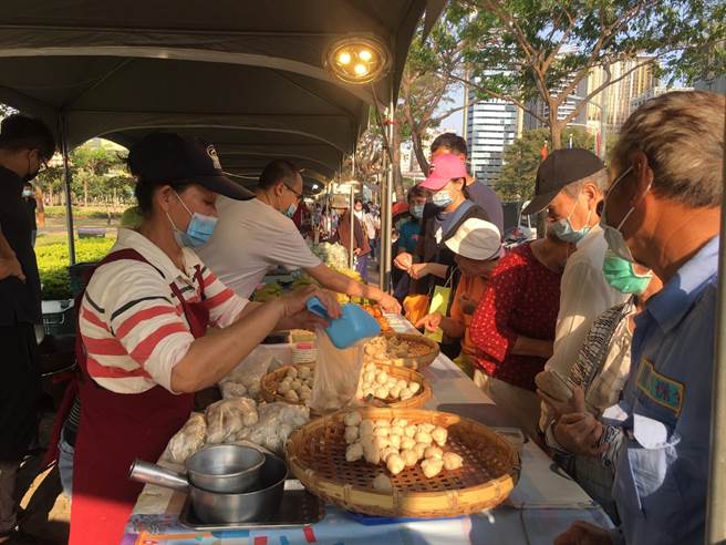 高市农业局27、28日周末举办神农市集，因疫情趋稳，吸引不少民眾前往。（高市农业局提供／林宏聪高雄传真）