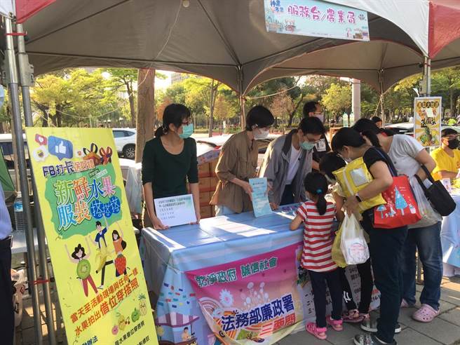 高市农业局27、28日周末举办神农市集，因疫情趋稳，吸引不少民眾前往。（高市农业局提供／林宏聪高雄传真）