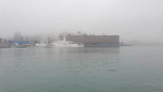 基隆港清晨出現濃霧，實施濃霧管制。（陳彩玲攝）