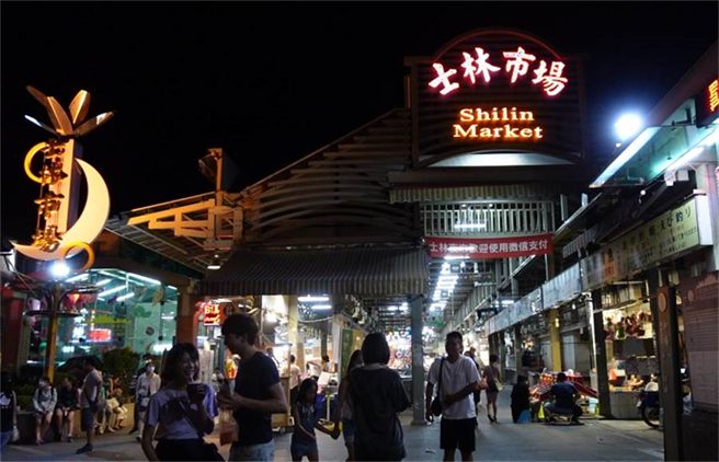 有网友好奇询问，为何空地型夜市台北几乎都玩不起来，最后多失败收场？有内行人透露背后两大致命伤。图为士林夜市。(资料照/游定刚摄)