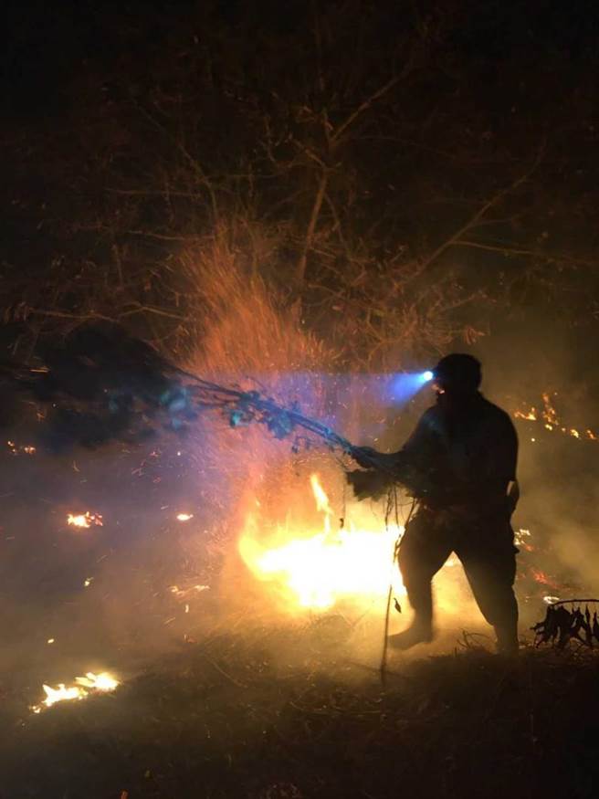 屏东县振兴堤防杂草火警，消防员昨晚在现场抢救火势。（图／读者提供）