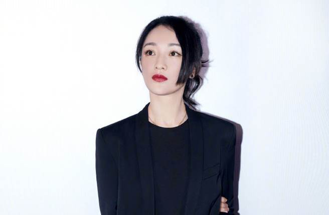 周迅身穿黑洋装、黑色西装外套，帅气亮相新片首映活动。（图／取材自i周迅微博）