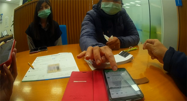 員警到場發現51歲鄧姓越南籍婦女與義大利的友人丈夫對話內容「寶貝」等愛情詐騙字眼，判定為「愛情詐騙」，當場請她撥給友人皆無回應，這才讓鄧女相信自己受騙。（台中市第二分局提供／馮惠宜台中傳真）