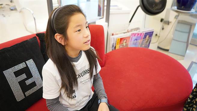 台北市西松國小田徑隊小選手敏睿忍受蓄髮不便練跑，只為捐髮助癌友。（台灣癌症基金會提供／林志成台北傳真）