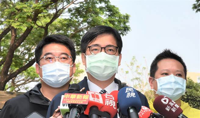 高雄市长陈其迈（前）29日对警政署长陈嘉钦的爱将张博钧酒驾却任刑大主管职表态。（林瑞益摄）