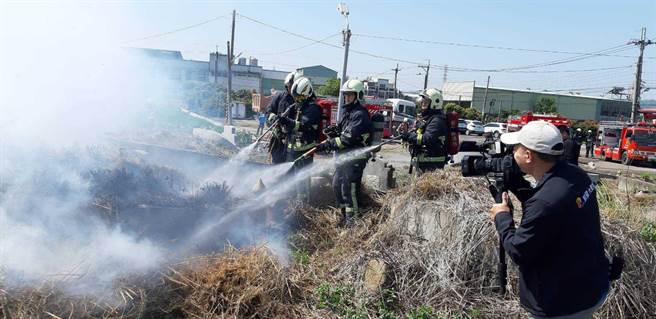 芬園鄉共有七個公墓，彰化縣消防局第一大隊針對芬園鄉第六公墓辦理搶救演練。（彰化縣消防局第一大隊提供／吳敏菁彰化傳真）