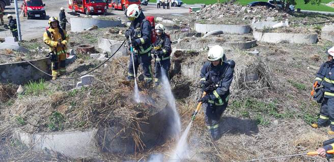 芬園鄉共有七個公墓，彰化縣消防局第一大隊針對芬園鄉第六公墓辦理搶救演練。（彰化縣消防局第一大隊提供／吳敏菁彰化傳真）