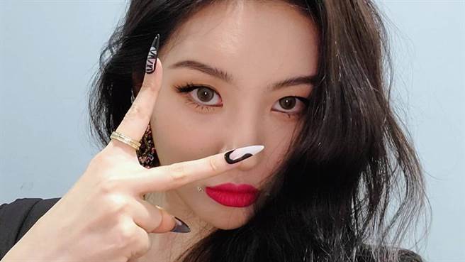 宣美近日再晒出杂志美照，秀出好身材。（图／IG@ miyayeah）