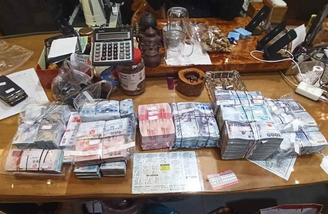 嘉義檢警破獲地下匯兌案，查扣大筆現金。（嘉義地檢署提供）