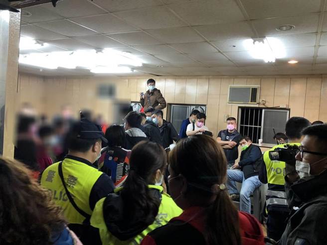 新北市树林区某处铁皮屋藏匿职业赌场，检方今凌晨攻坚，查获陈姓负责人、63位赌客，并搜出多项赌具和163万多元赌资。（树林分局提供）