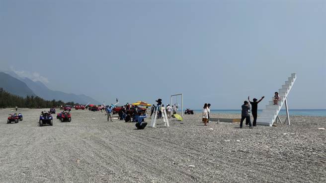 花莲新城乡三栈溪出海口的大量装置艺术，让不少民眾认为破坏沿线景观且造成海洋负担。（民眾提供／罗亦晽花莲传真）