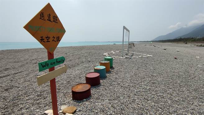 花莲新城乡三栈溪出海口的大量装置艺术，让不少民眾反弹，要求花莲县府管理；对此，县府表示，该处装置艺术在此处无违法，不过仍会劝导业者定期整理周边环境。（民眾提供／罗亦晽花莲传真）